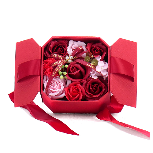 Irigo červený box s pěnovými květinami