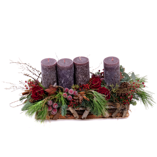 Adventný svietnik na drevenom podnose s In eterno červenými ružami