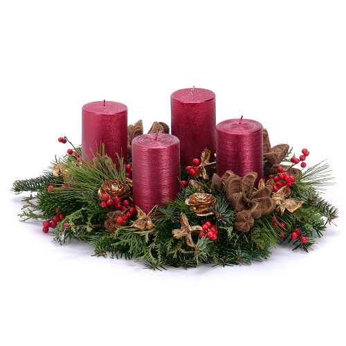 Adventný veniec zo živej čačiny červené sviečky zlaté doplnky